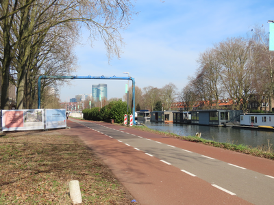 912514 Gezicht over de Kanaalweg te Utrecht, met links enkele spandoeken betreffende de bouw van 'Merwede', rechts het ...